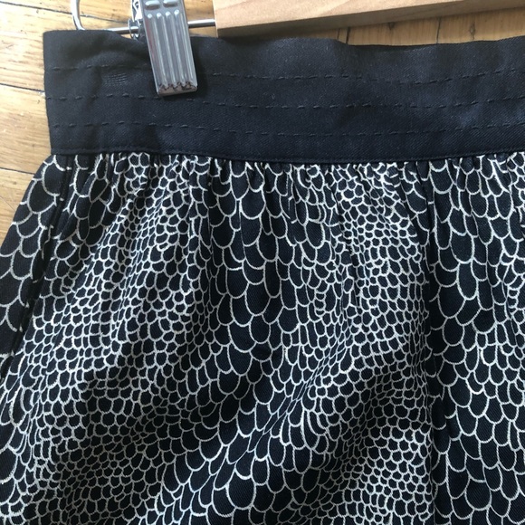 Urban Outfitters • Cotton feather print full skirt - Picture 2 of 4